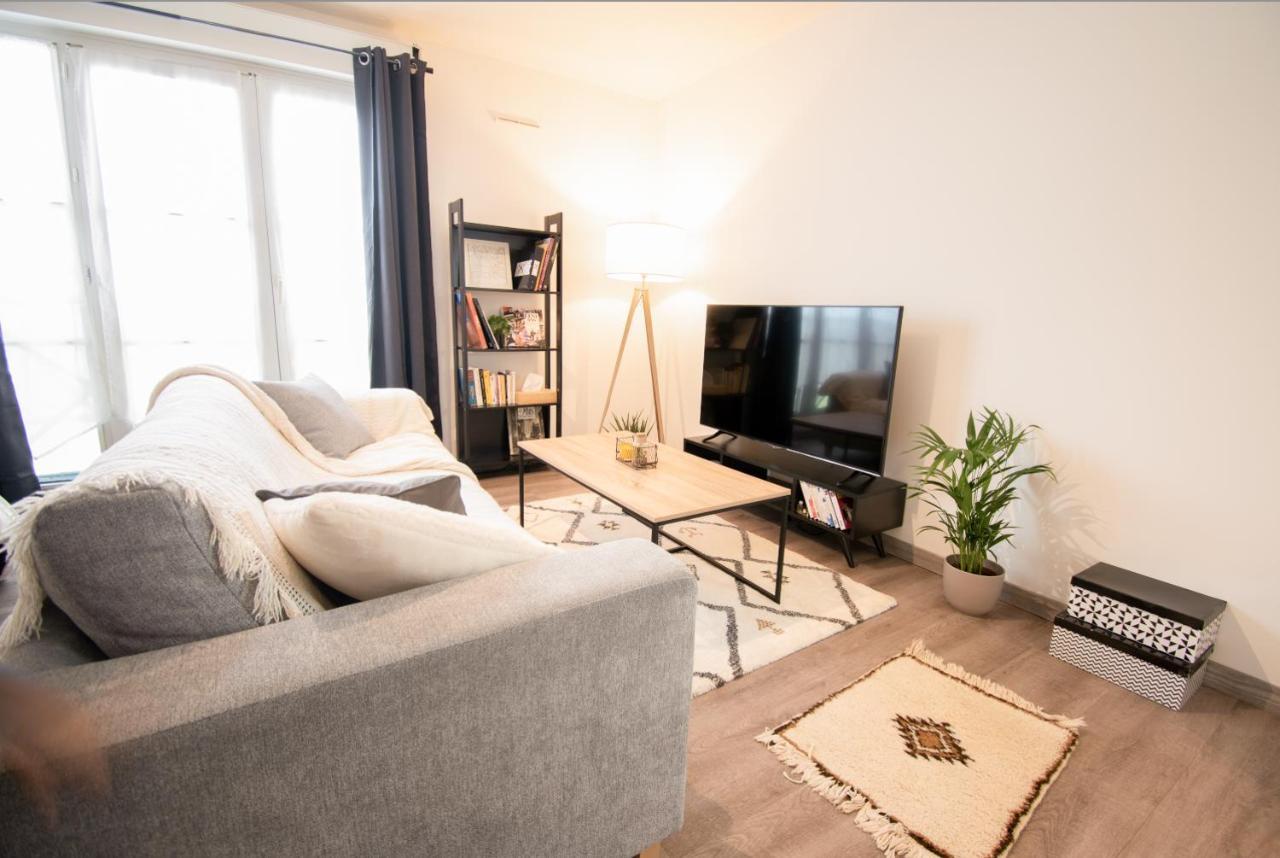 Joli studio tout confort à 2 pas de la gare Poissy Extérieur photo